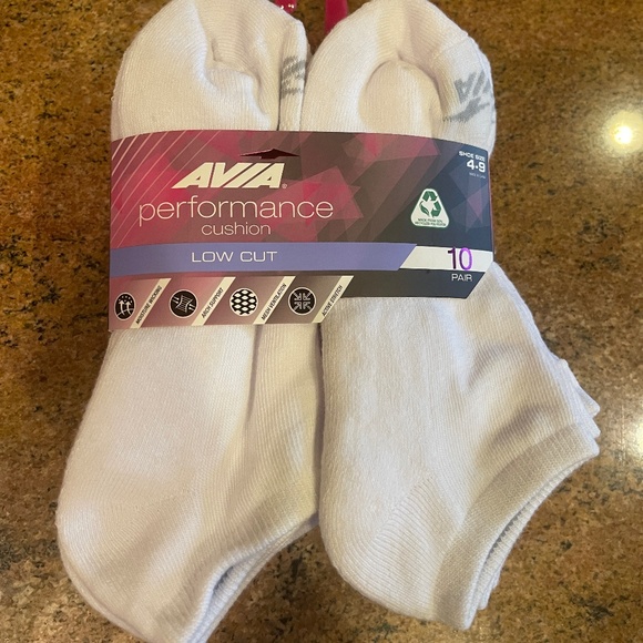 New Avia White Performance Cushioned Low Cut Socks Size 4-9 - Picture 1 of 5